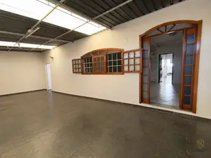 Casa com área de churrasco e 3 quartos na Vila 31 de Março