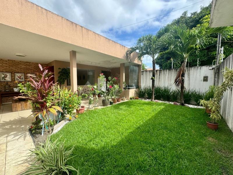 Casa à Venda no Farol - 5 Quartos (3 Suítes), 6 Vagas
